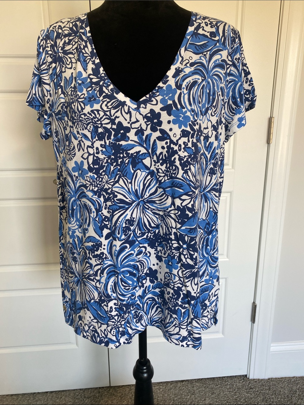 Lilly Pulitzer Blue & White Floral V-Neck Short Sleeve Top